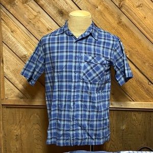 Royal Robbins blue shirt sleeve button down shirt